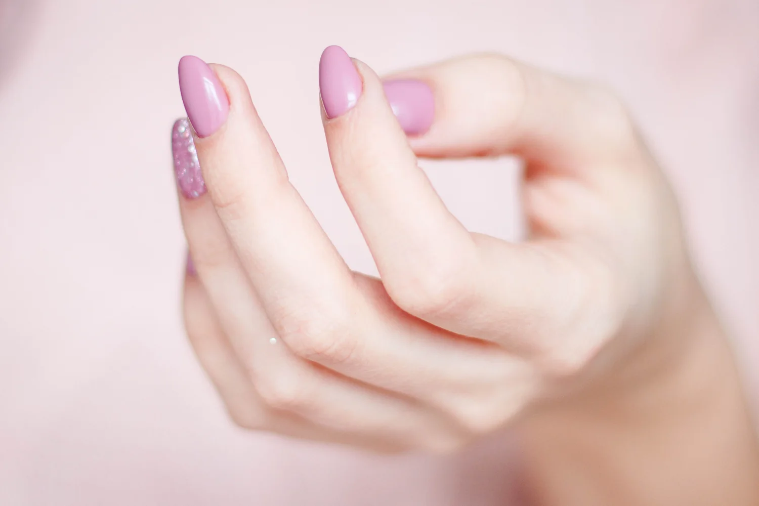 Inspiração de alongamento com unhas rosa e detalhe brilhante